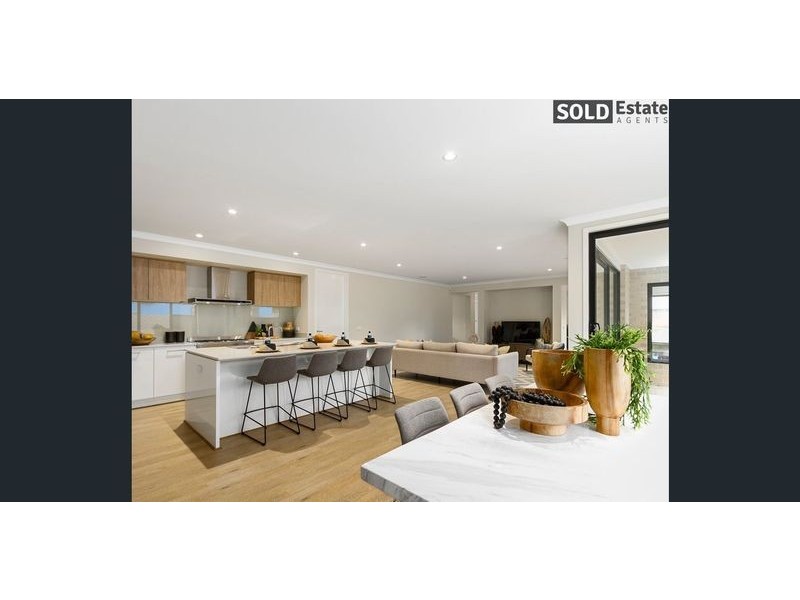 8 EPSOM LANE, Cranbourne North VIC 3977