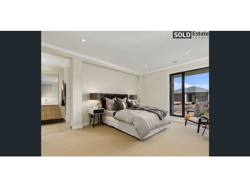 8 EPSOM LANE, Cranbourne North VIC 3977