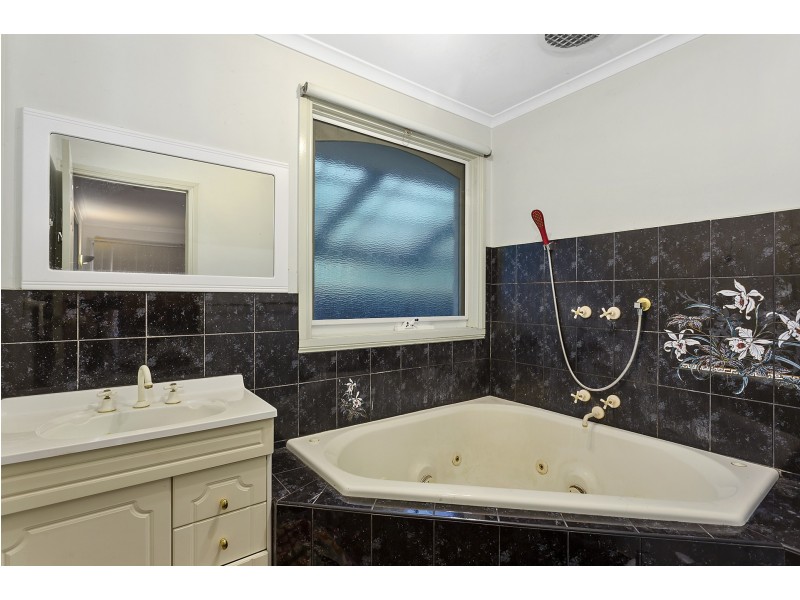 16 BRANTON DRIVE, Hampton Park VIC 3976