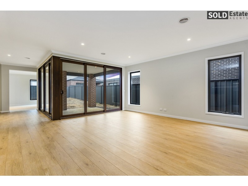 12 FERDINAND DRIVE, Clyde North VIC 3978