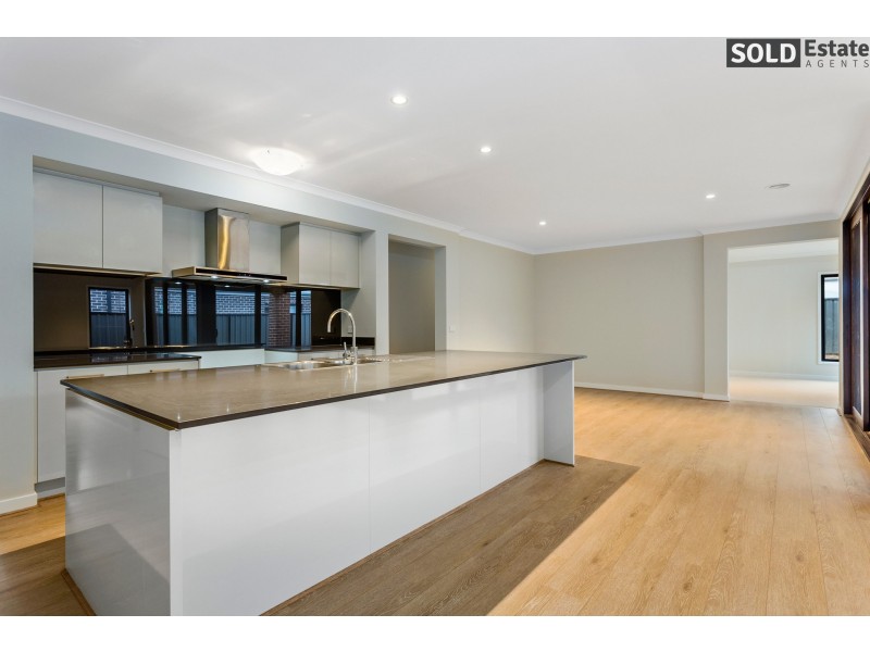 12 FERDINAND DRIVE, Clyde North VIC 3978