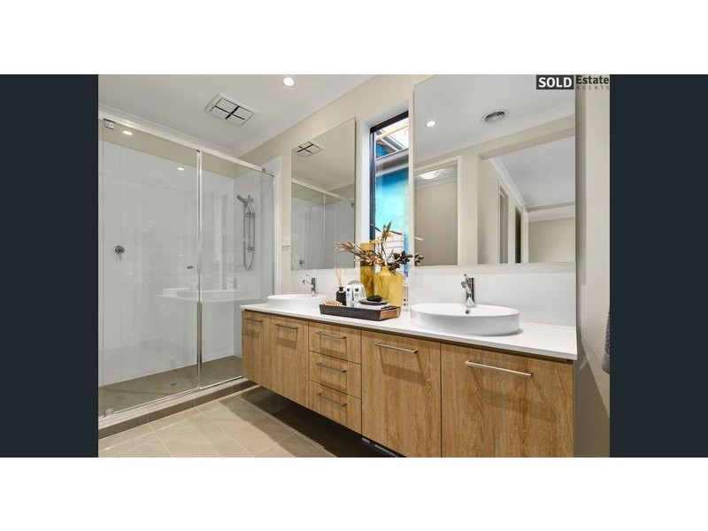 4 SERENGETI STREET, Clyde North VIC 3978