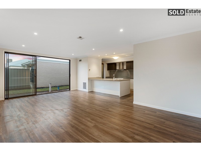 18 REVELWOOD WAY, Clyde North VIC 3978