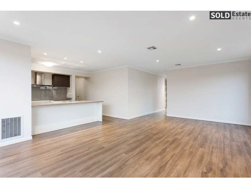 18 REVELWOOD WAY, Clyde North VIC 3978