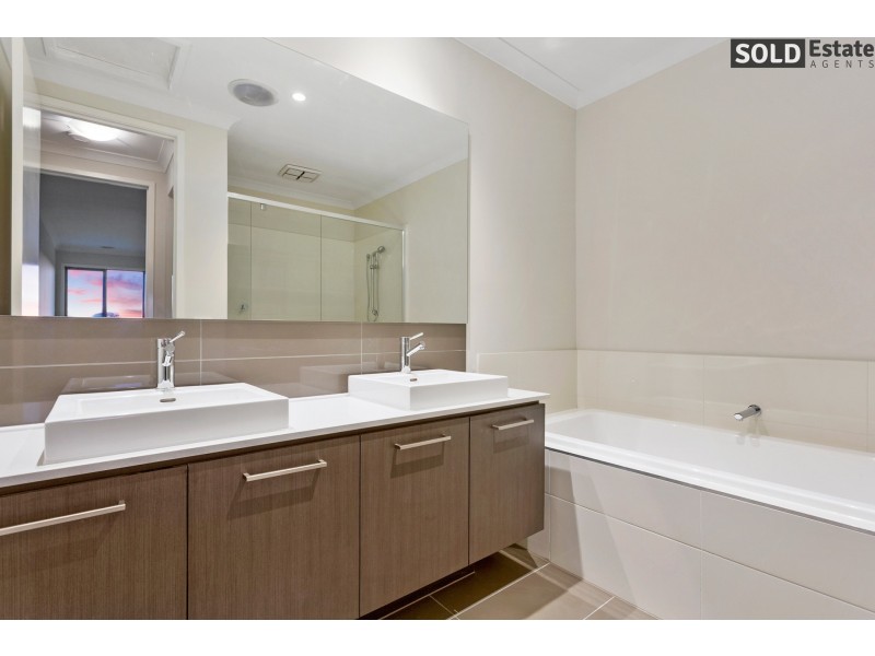 18 REVELWOOD WAY, Clyde North VIC 3978