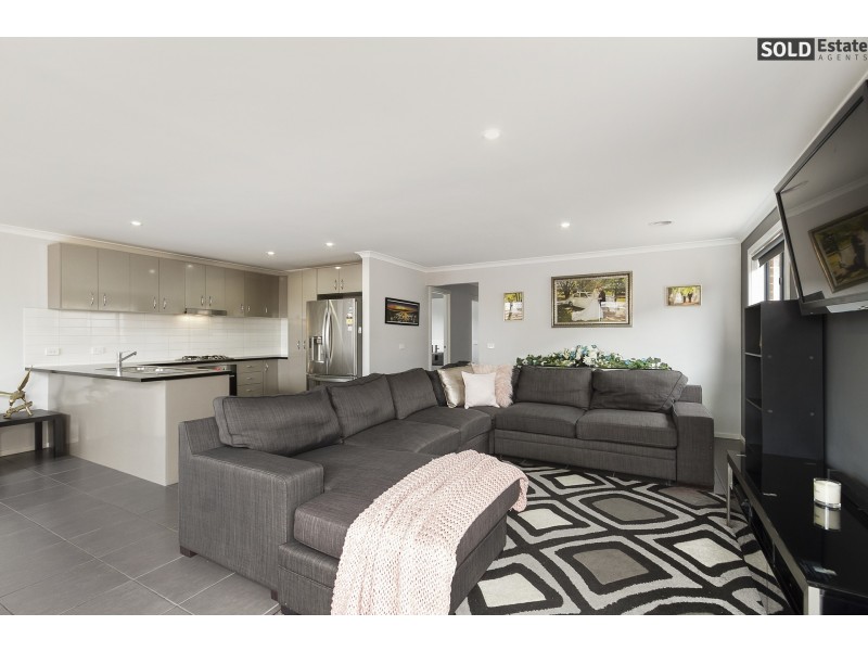 54 PYRENEES ROAD, Clyde VIC 3978