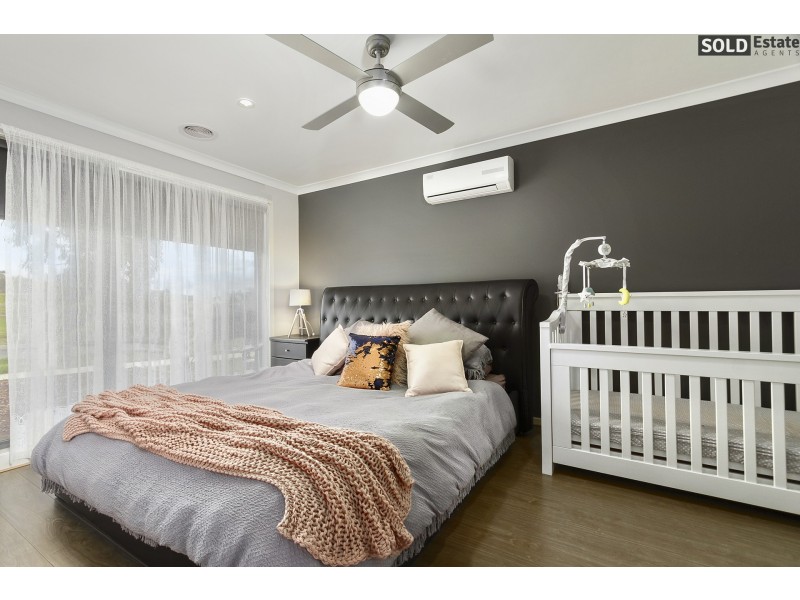 54 PYRENEES ROAD, Clyde VIC 3978