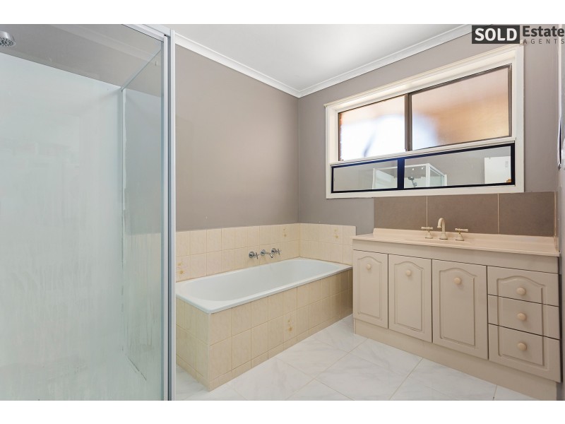 11 LARA COURT, Hallam VIC 3803