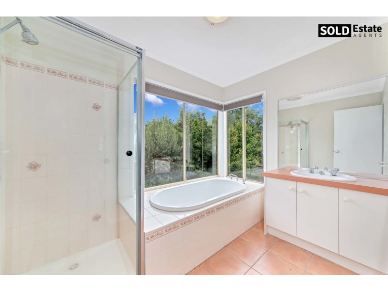 11 OAKLEAF PLACE, Narre Warren South VIC 3805