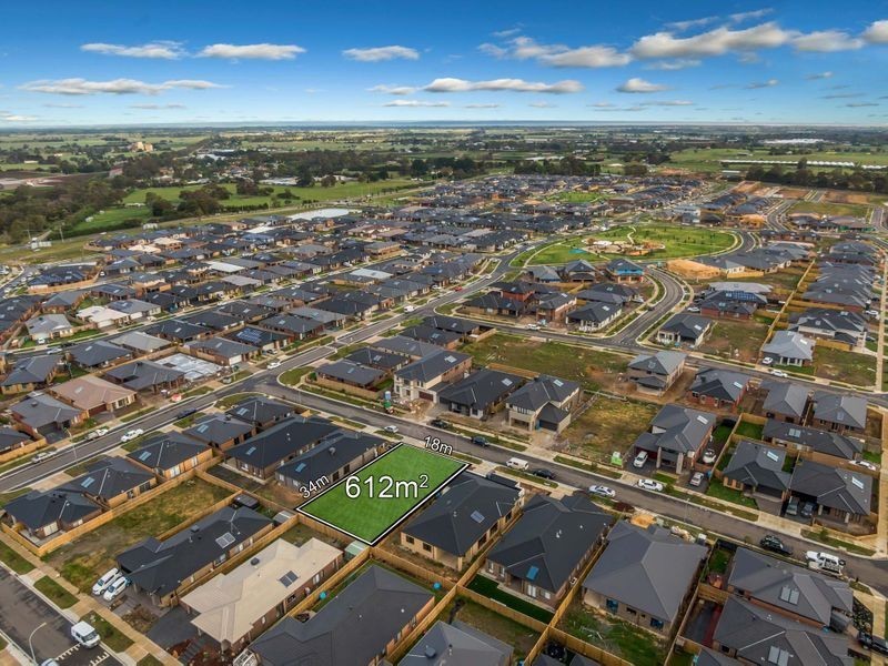 8 Highclere Drive, Clyde VIC 3978