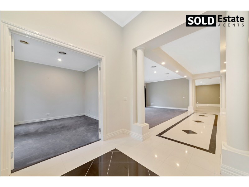 12 McCUBBIN WAY, Berwick VIC 3806