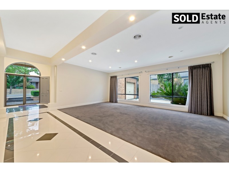 12 McCUBBIN WAY, Berwick VIC 3806