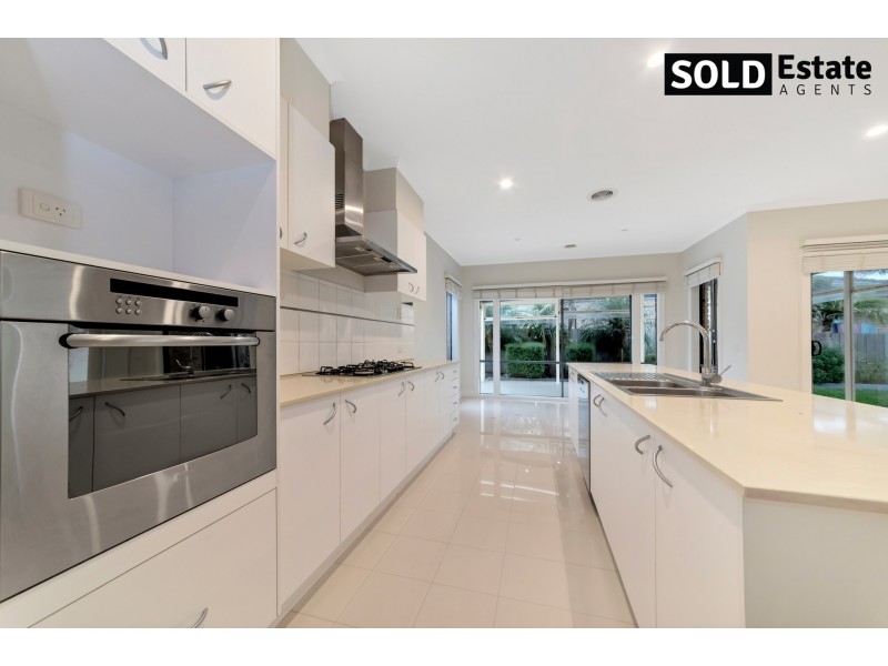 12 McCUBBIN WAY, Berwick VIC 3806