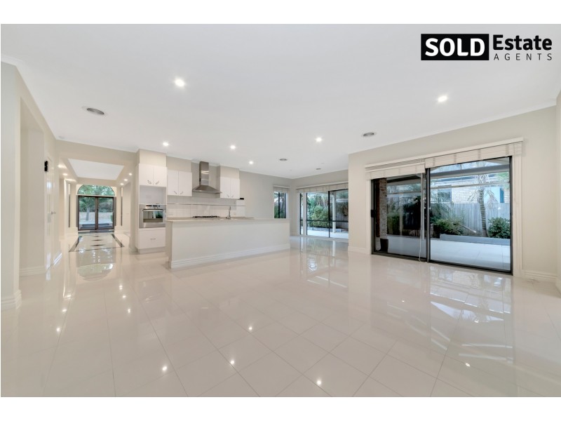 12 McCUBBIN WAY, Berwick VIC 3806