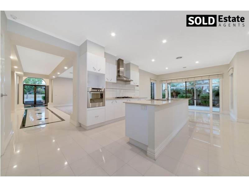 12 McCUBBIN WAY, Berwick VIC 3806