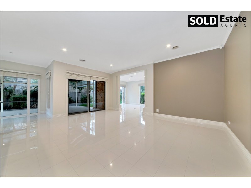 12 McCUBBIN WAY, Berwick VIC 3806