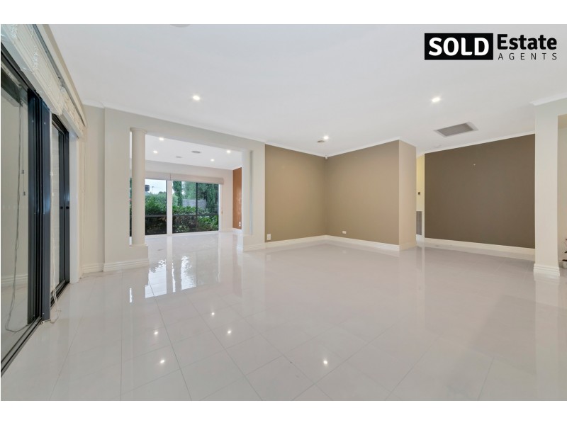 12 McCUBBIN WAY, Berwick VIC 3806