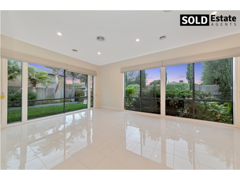 12 McCUBBIN WAY, Berwick VIC 3806