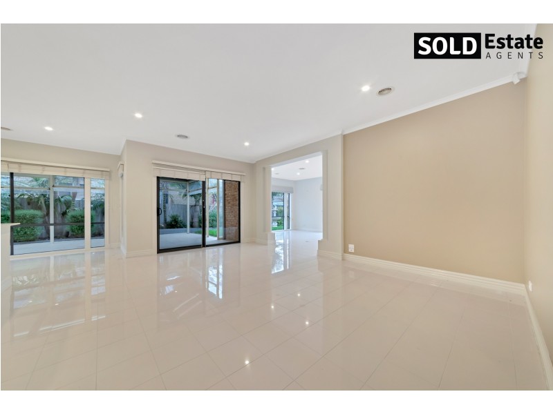 12 McCUBBIN WAY, Berwick VIC 3806