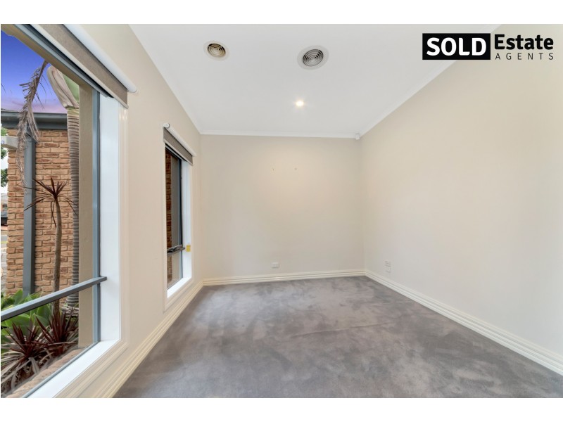 12 McCUBBIN WAY, Berwick VIC 3806