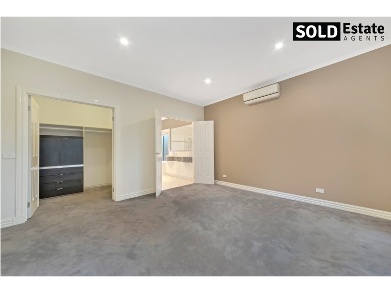 12 McCUBBIN WAY, Berwick VIC 3806