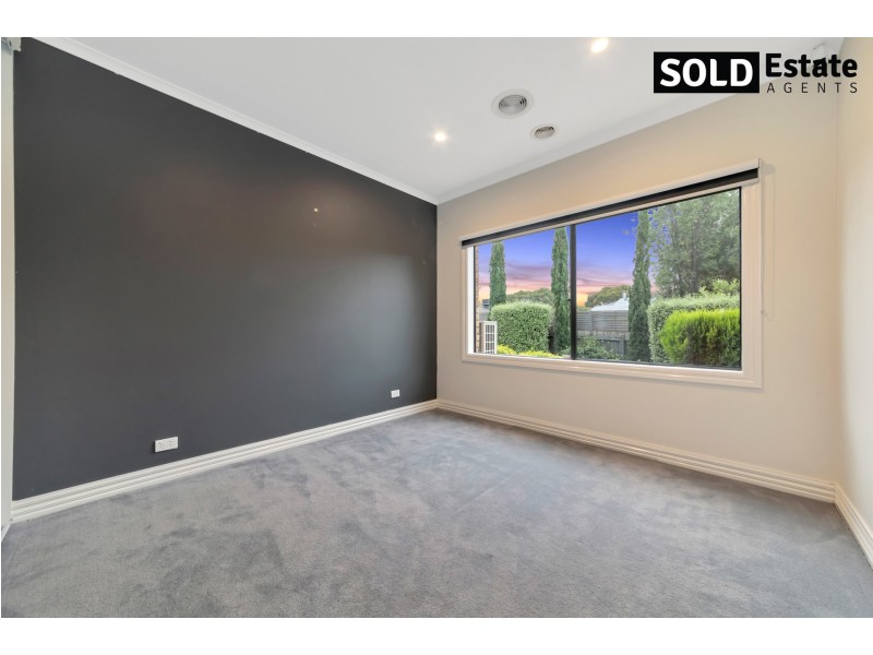 12 McCUBBIN WAY, Berwick VIC 3806