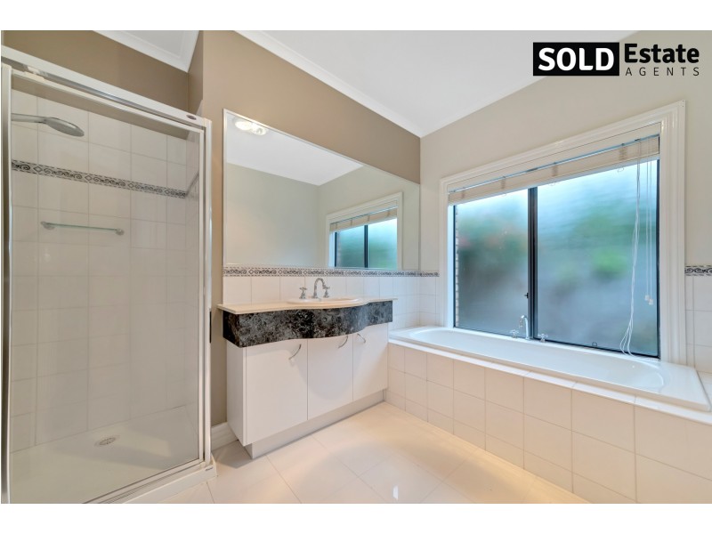 12 McCUBBIN WAY, Berwick VIC 3806