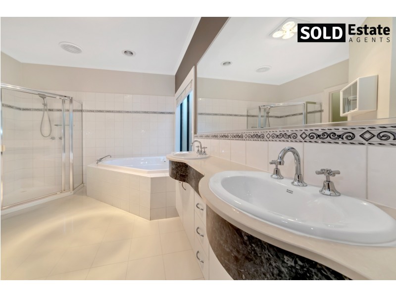 12 McCUBBIN WAY, Berwick VIC 3806