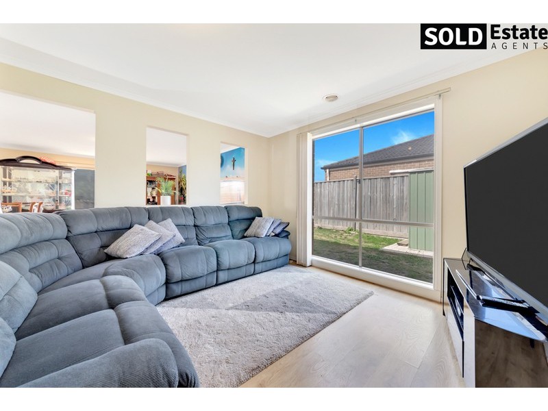 16 LANCASHIRE DRIVE, Cranbourne North VIC 3977