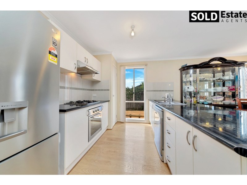 16 LANCASHIRE DRIVE, Cranbourne North VIC 3977