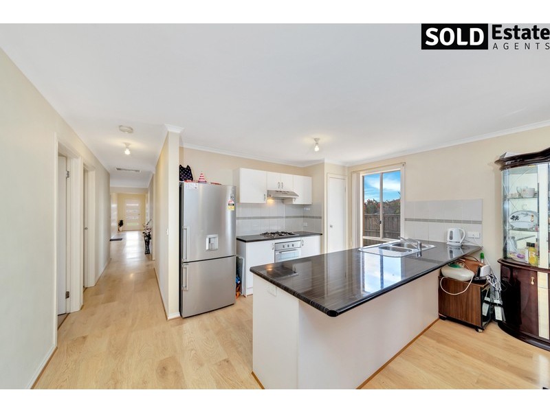 16 LANCASHIRE DRIVE, Cranbourne North VIC 3977