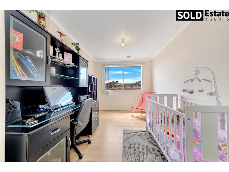 16 LANCASHIRE DRIVE, Cranbourne North VIC 3977