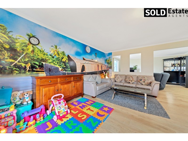 16 LANCASHIRE DRIVE, Cranbourne North VIC 3977