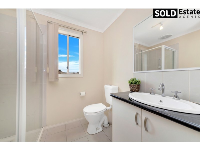 16 LANCASHIRE DRIVE, Cranbourne North VIC 3977