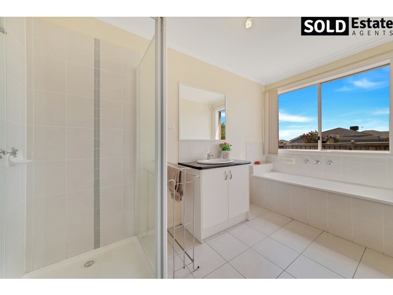 16 LANCASHIRE DRIVE, Cranbourne North VIC 3977