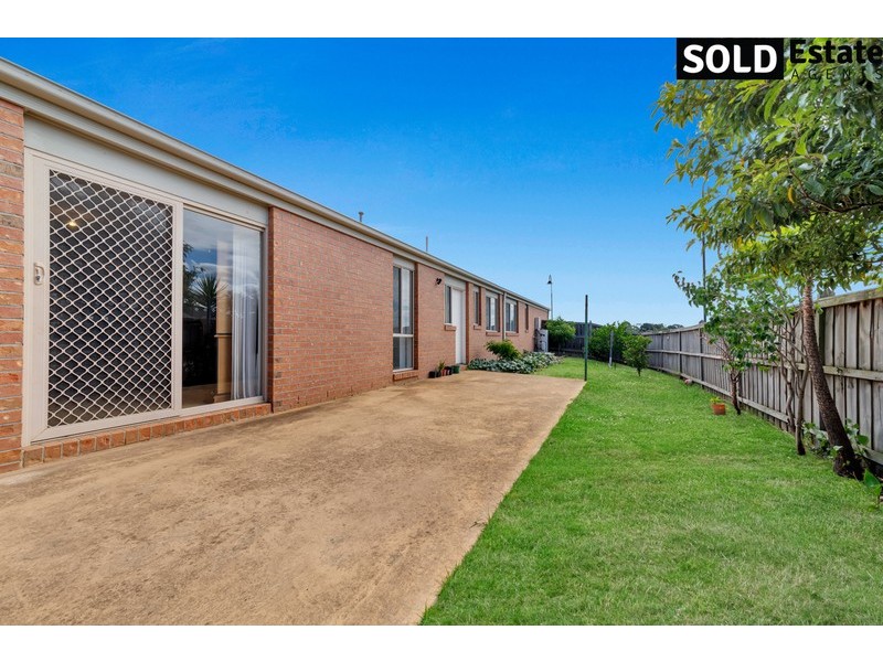 16 LANCASHIRE DRIVE, Cranbourne North VIC 3977