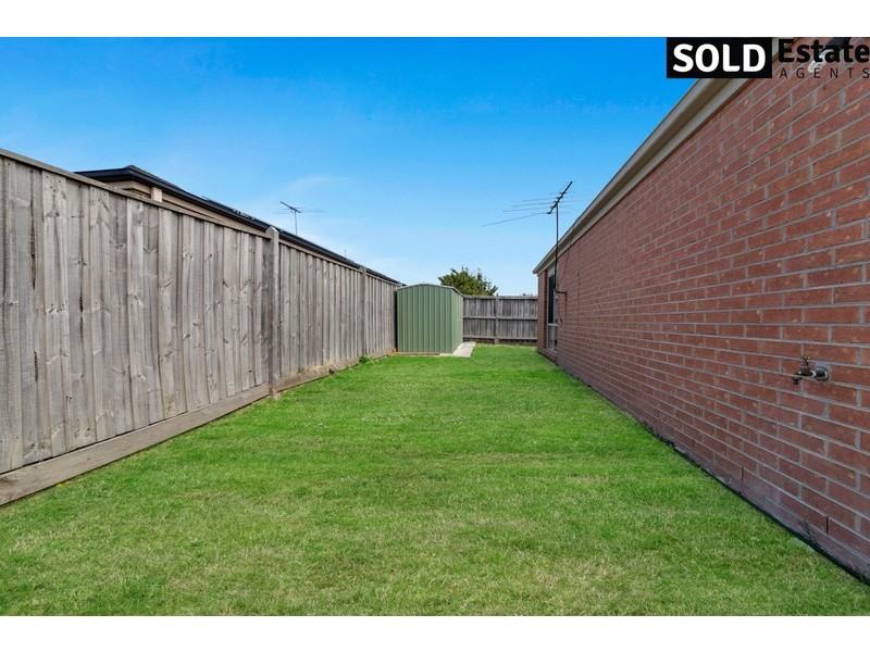 16 LANCASHIRE DRIVE, Cranbourne North VIC 3977