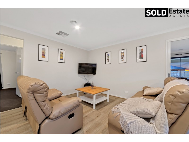 4 ELSEY WAY, Clyde North VIC 3978