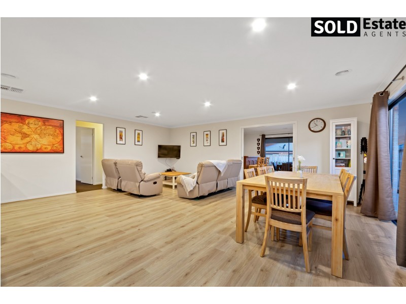 4 ELSEY WAY, Clyde North VIC 3978