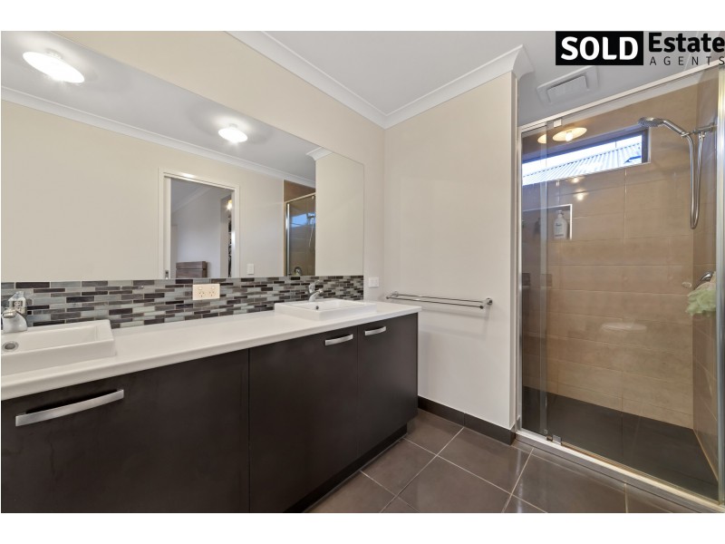 4 ELSEY WAY, Clyde North VIC 3978