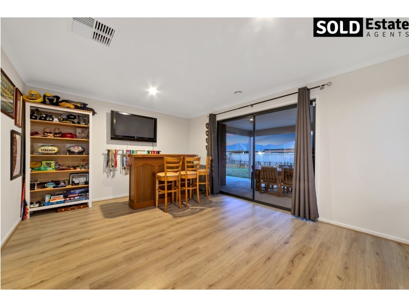 4 ELSEY WAY, Clyde North VIC 3978