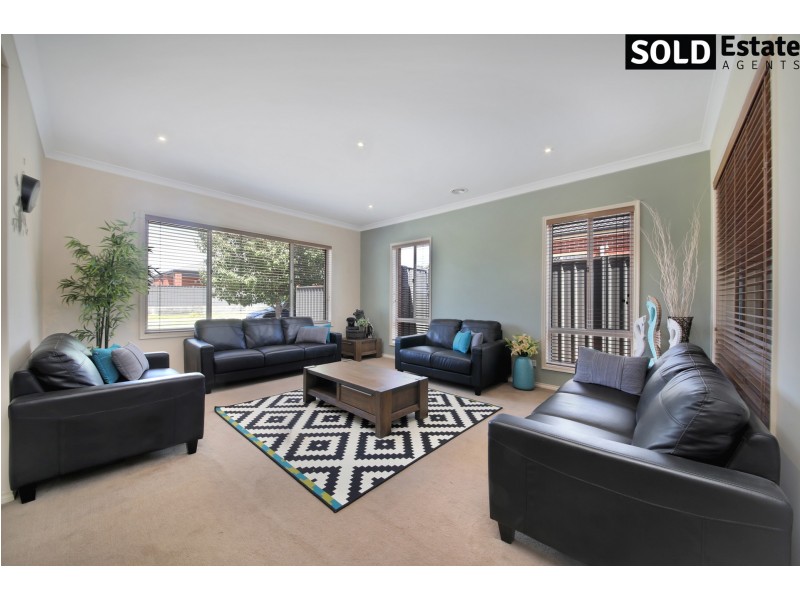 4 MERLIN DRIVE, Cranbourne North VIC 3977