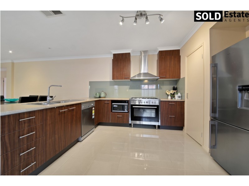 4 MERLIN DRIVE, Cranbourne North VIC 3977