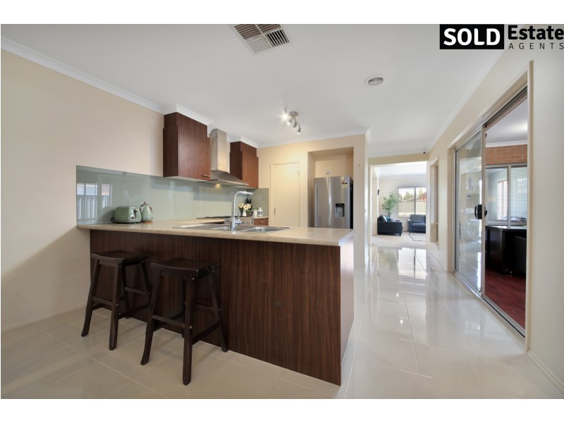 4 MERLIN DRIVE, Cranbourne North VIC 3977