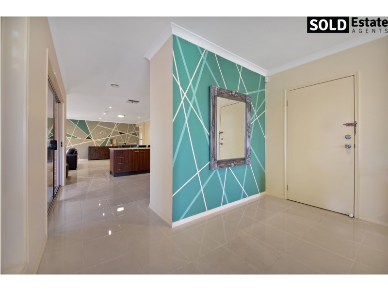 4 MERLIN DRIVE, Cranbourne North VIC 3977