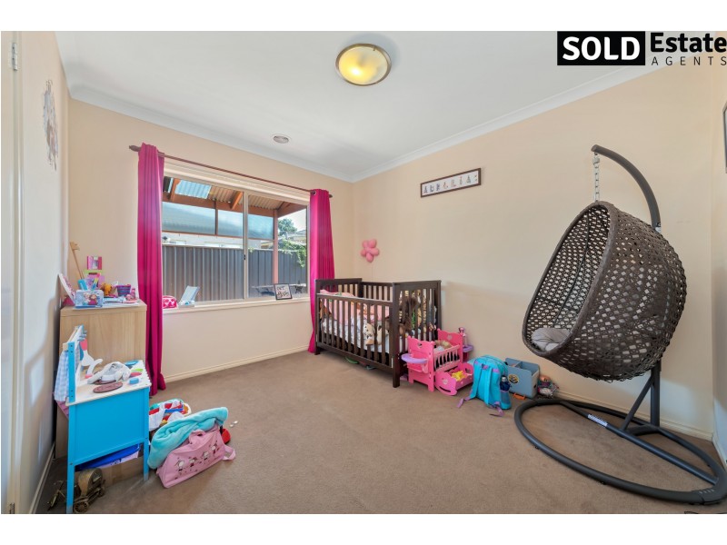 4 MERLIN DRIVE, Cranbourne North VIC 3977