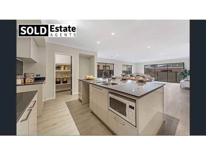 8 KEIGHERY DRIVE, Clyde North VIC 3978