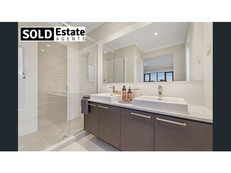 8 KEIGHERY DRIVE, Clyde North VIC 3978