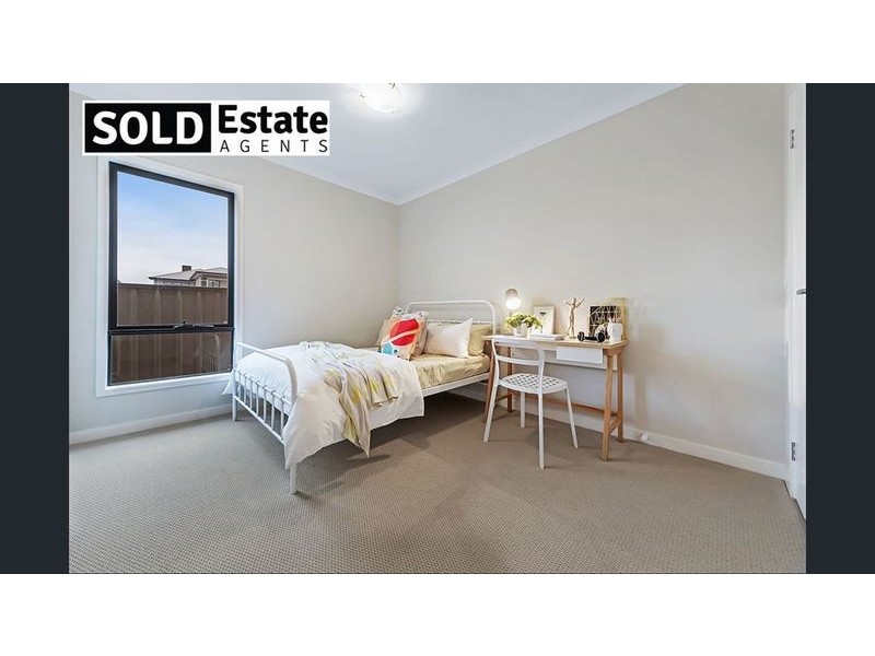 8 KEIGHERY DRIVE, Clyde North VIC 3978