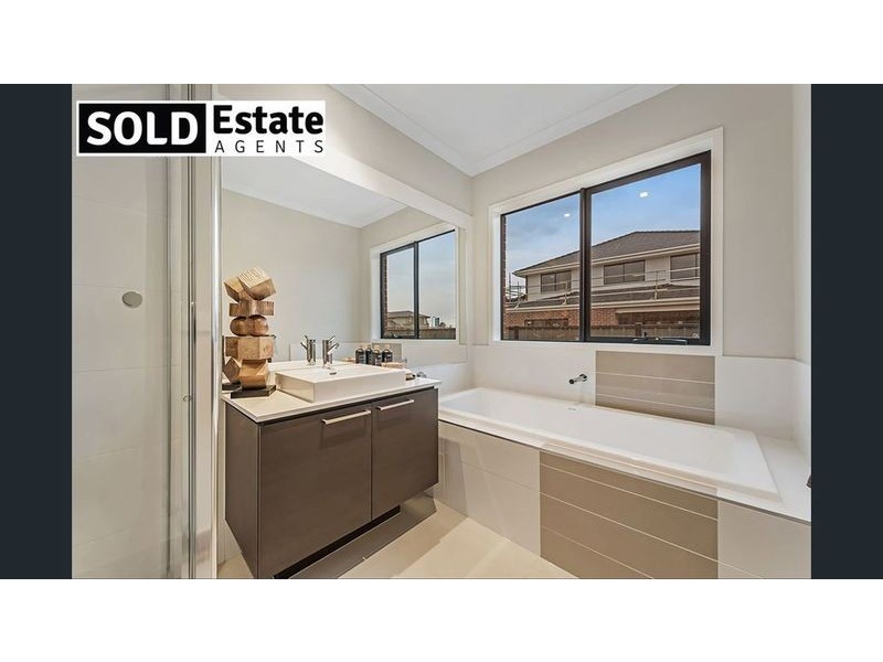 8 KEIGHERY DRIVE, Clyde North VIC 3978